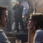 Sguardi innamorati per Ryan Gosling ed Emma Stone durante La La Land di Damien Chazelle (USA, 2016)