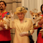 La falsa Regina Elisabetta con Greg e Lillo in un momento di Natale a Londra - Dio salvi la Regina di Volfango De Biasi (Italia, 2016)