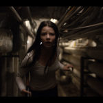 Anya Taylor-Joy spaventata e in fuga durante Split di M. Night Shyamalan (USA, 2016)