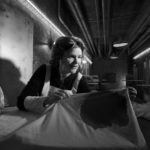 Mare Winningham in un'immagine in bianco e nero tratta dalla serie tv American Horror Story (USA, 2011-2016)