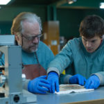 Brian Cox ed Emile Hirsch in un momento di Autopsy di André Øvredal (The Autopsy of Jane Doe, USA, UK 2016)
