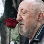Ancora Carlo Delle Piane in una simbolica immagine tratta da Chi salverà le rose? di Cesare Furesi (Italia, 2017)