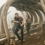 Tom Hiddleston e Brie Larson in un momento di Kong: Skull Island di Jordan Vogt-Roberts /USA, 2017)