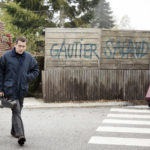 Dany Boon e la scritta nei suoi confronti in Un tirchio quasi perfetto di Fred Cavayé (Radin!, Francia 2016)