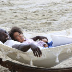 Ancora Omar Sy e la piccola Gloria Colston in relax durante Famiglia all'improvviso - Istruzioni non incluse di Hugo Gélin (Francia, UK 2016)