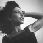 La sensuale bellezza di Maya Deren, in posa durante At Land (1944)