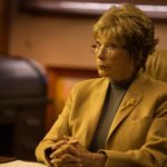 Shirley MacLaine, protagonista assoluta di Adorabile nemica di Mark Pellington (The Last Word, USA 2017)