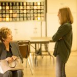 Shirley MacLaine e Amanda Seyfried durante Adorabile nemica di Mark Pellington (The Last Word, USA 2017)