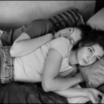 Intimità per Louise Chevillotte ed Esther Garrel durante L'amant d'un jour di Philippe Garrel (Francia, 2017)