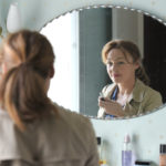 Catherine Frot allo specchio durante Quello che so di lei di Martin Provost (Sage femme, Francia 2017)