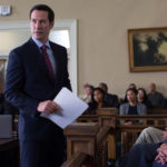 Keanu Reeves arringa la giuria durante Una doppia verità di Courtney Hunt (The Whole Truth, USA 2016)