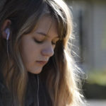 La giovanissima Ryan Simpkins in un momento di Angoscia di Sonny Mallhi (Anguish, USA 2015)