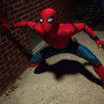L'Uomo Ragno in azione durante Spider Man: Homecoming di Jon Watts (USA, 2017)