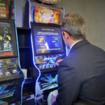 Passione per il gioco nel cortometraggio Hell Inside di Gaston Biwolé (Italia, 2017)