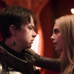 Dane DeHaan e e Cara Delevingne in un momento di Valerian e la città dei mille pianeti, Luc Besson (Francia, Cina, Belgio, Germania, USA, UK 2017)