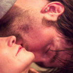 Jennifer Jason Leigh e Robert Pattinson in una evocativa immagina tratta da Good Time di Benny Safdie e Josh Safdie (USA, 2017)