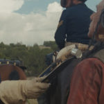 Christian Bale minaccia Adam Beach in Hostiles di Scott Cooper (USA, 2017)