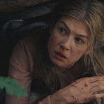 Rosamund Pike in fuga durante Hostiles di Scott Cooper (USA, 2017)