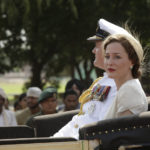 Gillian Anderson e Hugh Bonneville in un momento de Il palazzo del Viceré di Gurinder Chadha (Viceroy's House, UK, India, Svezia 2017)