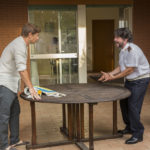 Giorgio Pasotti e Lillo discutono animatamente in Nove lune e mezza di Michela Andreozzi (Italia, 2017)