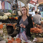 Sandrine Bonnaire al mercato durante Prendre le large di Gaël Morel (Francia, 2017)