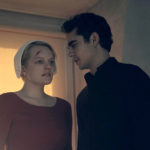 Elisabeth Moss in un momento di The Handmaid's Tale serie televisiva creata da Bruce Miller (Canada, 2017)