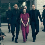 Alexis Bledel "arrestata" durante The Handmaid's Tale serie televisiva creata da Bruce Miller (Canada, 2017)