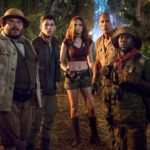 Un'altra immagine del gruppo di protagonisti impegnati in Jumanji - Benvenuti nella giungla di Jake Kasdan (USA, 2017)