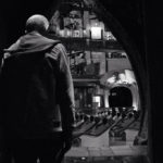 Paolo Triestino di spalle in L'uomo nella macchina da presa di Michele De Angelis (Italia/Macedonia, 2017) Foto © Copyright - Patrizio Cipollini e Franco Lotterio