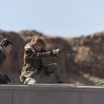 Dylan O'Brien (a sinistra) pronto a far fuoco durante Maze Runner - La Rivelazione di Wes Ball (Maze Runner: The Death Cure, USA 2018)