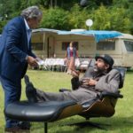 Christian Clavier e Ary Abittan in un momento di Benvenuti a casa mia di Philippe de Chauveron (À bras ouverts, Francia, Belgio 2017)