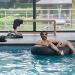 Ary Abittan se la gode in Benvenuti a casa mia di Philippe de Chauveron (À bras ouverts, Francia, Belgio 2017)
