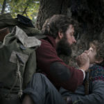 John Krasinski intima il silenzio a Noah Jupe durante A Quiet Place - Un posto tranquillo di John Krasinski (USA, 2018)