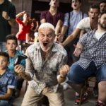 Esultanza libera per Claudio Bisio in Arrivano i prof di Ivan Silvestrini (Italia, 2018)