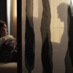 Minacciosi giochi d'ombra durante Scary Mother di Ana Urushadze (Georgia, Estonia 2017)