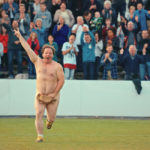 Nudi alla meta durante Streaker di Peter Luisi (Svizzera, 2017)