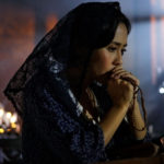 Momenti di preghiera in The Portrait di Loy Arcenas (Ang larawan, Filippine 2017)