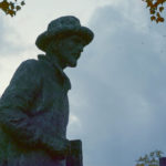 La statua di VanGogh a Neunen immortalata nel documentario Van Gogh - Tra il grano e il cielo di Giovanni Piscaglia (Italia, 2018)