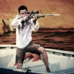 Jing Wu pronto a far fuoco durante Wolf Warrior II di Jing Wu (Zhan lang II, Cina 2017)