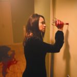 Una minacciosa Néatrice Dalle in un momento topico di Inside - À l'intérieur di Alexandre Bustillo e Julien Maury (Francia, 2007)