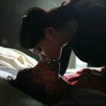 Faccia a faccia tra le protagoniste durante Inside - À l'intérieur di Alexandre Bustillo e Julien Maury (Francia, 2007)