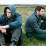 Un'altra significativa immagine di Josh O'Connor e Alec Secareanu durante La terra di Dio di Francis Lee (God's Own Country, UK 2017)