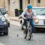 Bici a rotelle per Frank Matano in Tonno spiaggiato di Matteo Martinez (Italia, 2018)