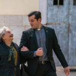 Lucia Guzzardi e Frank Matano in abito talere durante Tonno spiaggiato di Matteo Martinez (Italia, 2018)