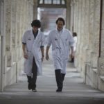 Ancora Vincent Lacoste con Reda Kateb durante Ippocrate di Thomas Lilti (Hippocrate, Francia 2014)
