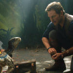 Chris Pratt osserva una piccola creatura in Jurassic World - Il regno distrutto di J.A. Bayona (Jurassic World: Fallen Kingdom, USA, Spagna 2018)