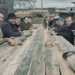 Famiglia attorno alla tavola durante The Net di Aleksandra Steljanaja (Nevod, Russia 2017)