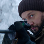 Henrik Rafaelsen imbraccia il fucile in Thelma di Joachin Trier (Danimarca, Svezia, Norvegia, Francia 2017)