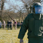 François Damiens in tenuta da artificiere durante Toglimi un dubbio di Carine Tardieu (Ôtez-moi d'un doute, Francia, Belgio 2017)