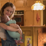 Mackenzie Davis culla la neonata durante Tully di Jason Reitman (USA, 2018)